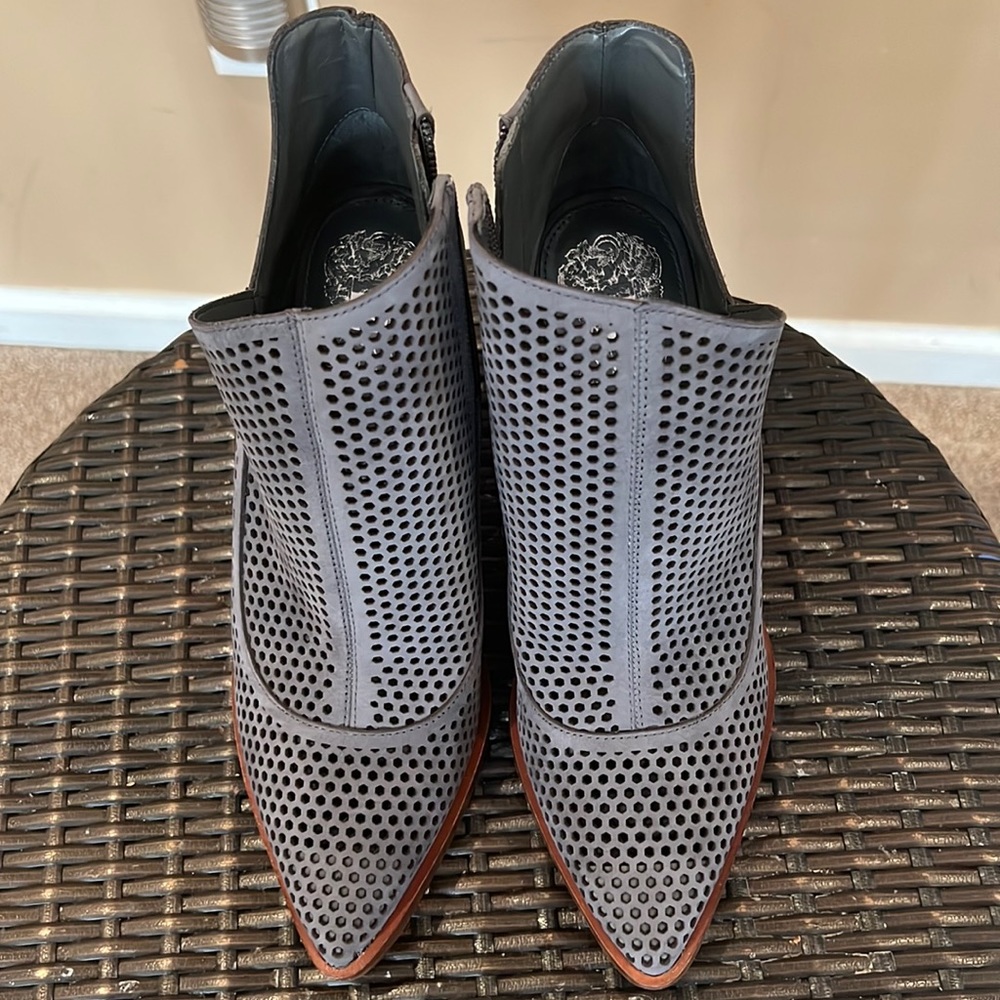 Vince Camuto Levesna Bootie EUC